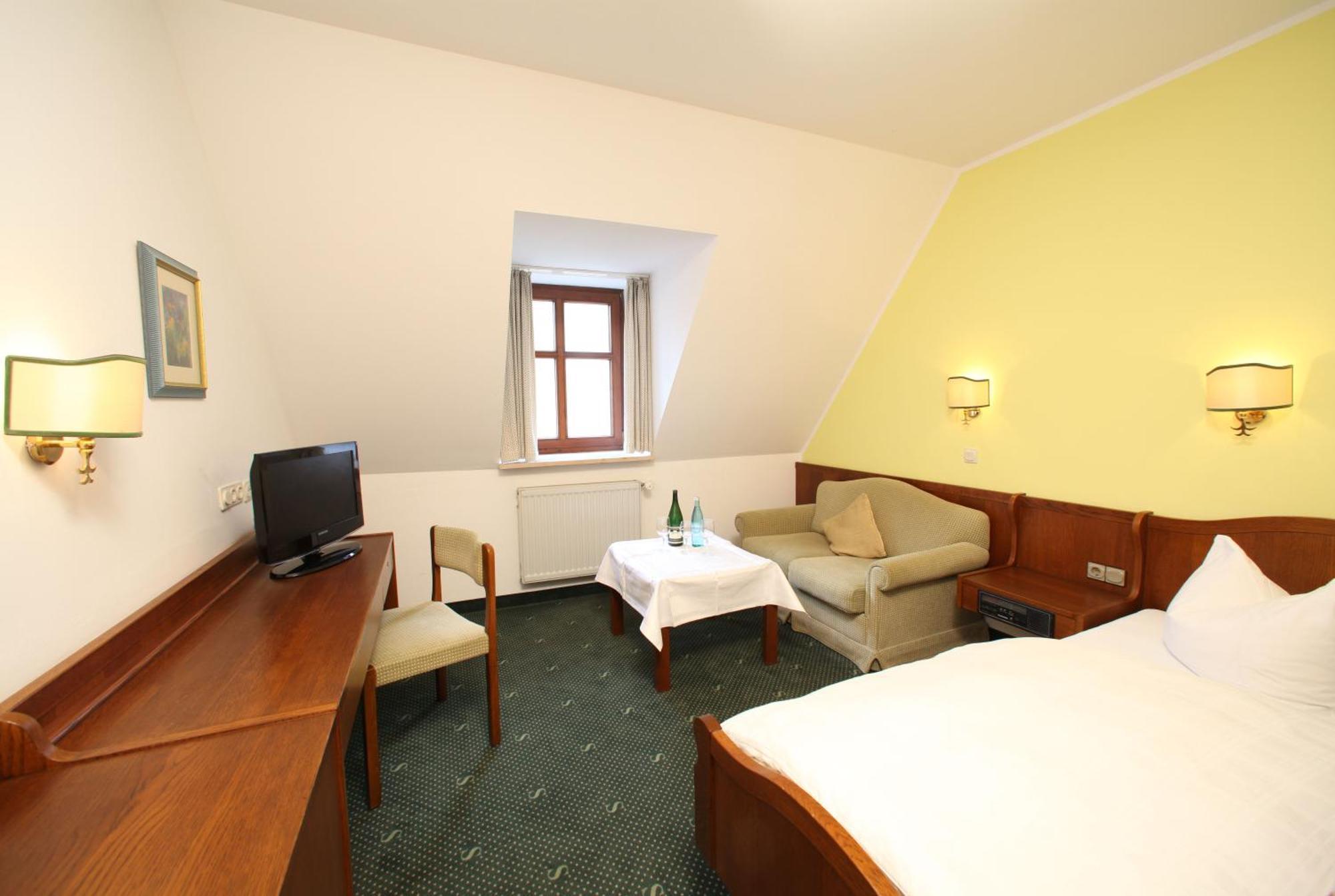 Gasthof Zum Bayerischen Greding Bagian luar foto